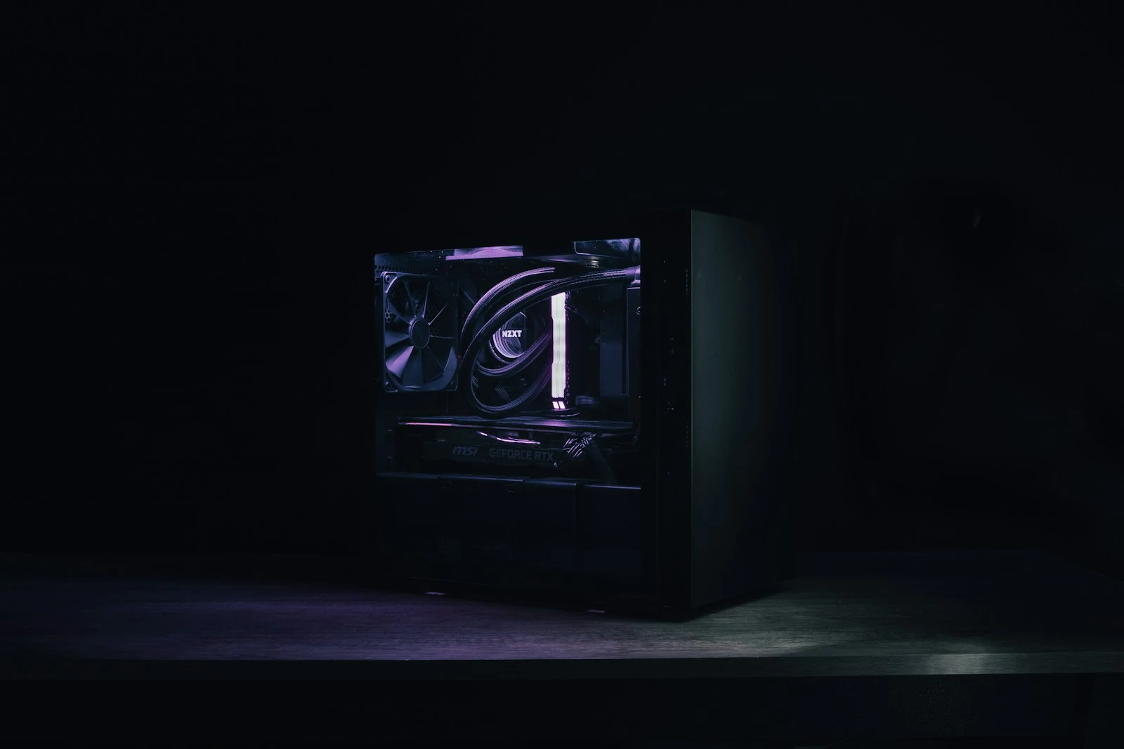 Fotografie eines schwarzen Gaming-PCs mit sichtbarer Hardware